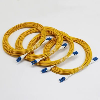 Uniboot LC Fiber Jumper 1M LC UPC zu LC UPC Einzelmodus G657.A1 BiegenInsensible 2mm LSZH Niedriger Verlust 0,15dB Fiber Patch Cord